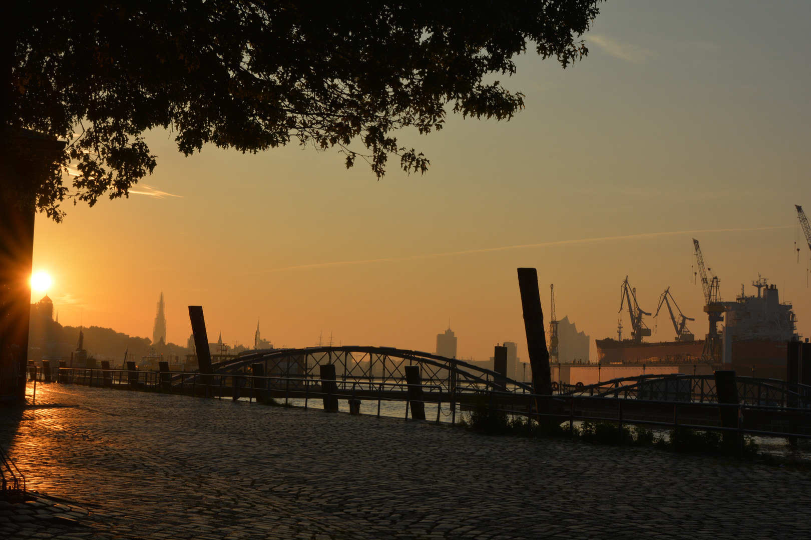 Sonnenaufgang am Hamburger Hafen