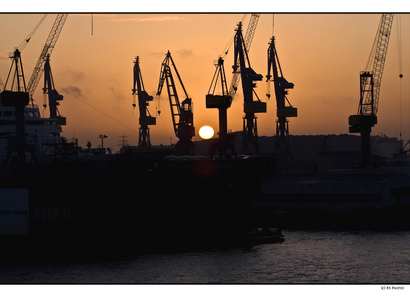 Sonnenaufgang am Hamburger Hafen