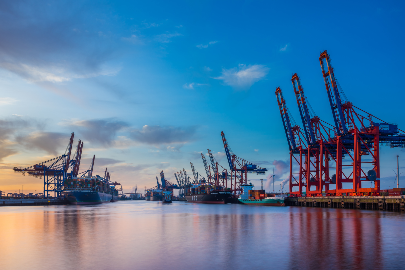 Sonnenaufgang am Hamburger Hafen 