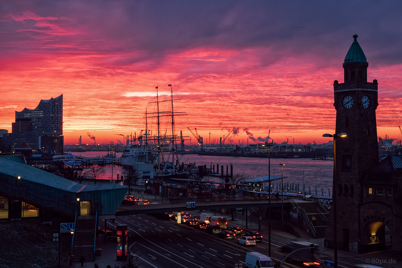 Sonnenaufgang am Hamburger Hafen