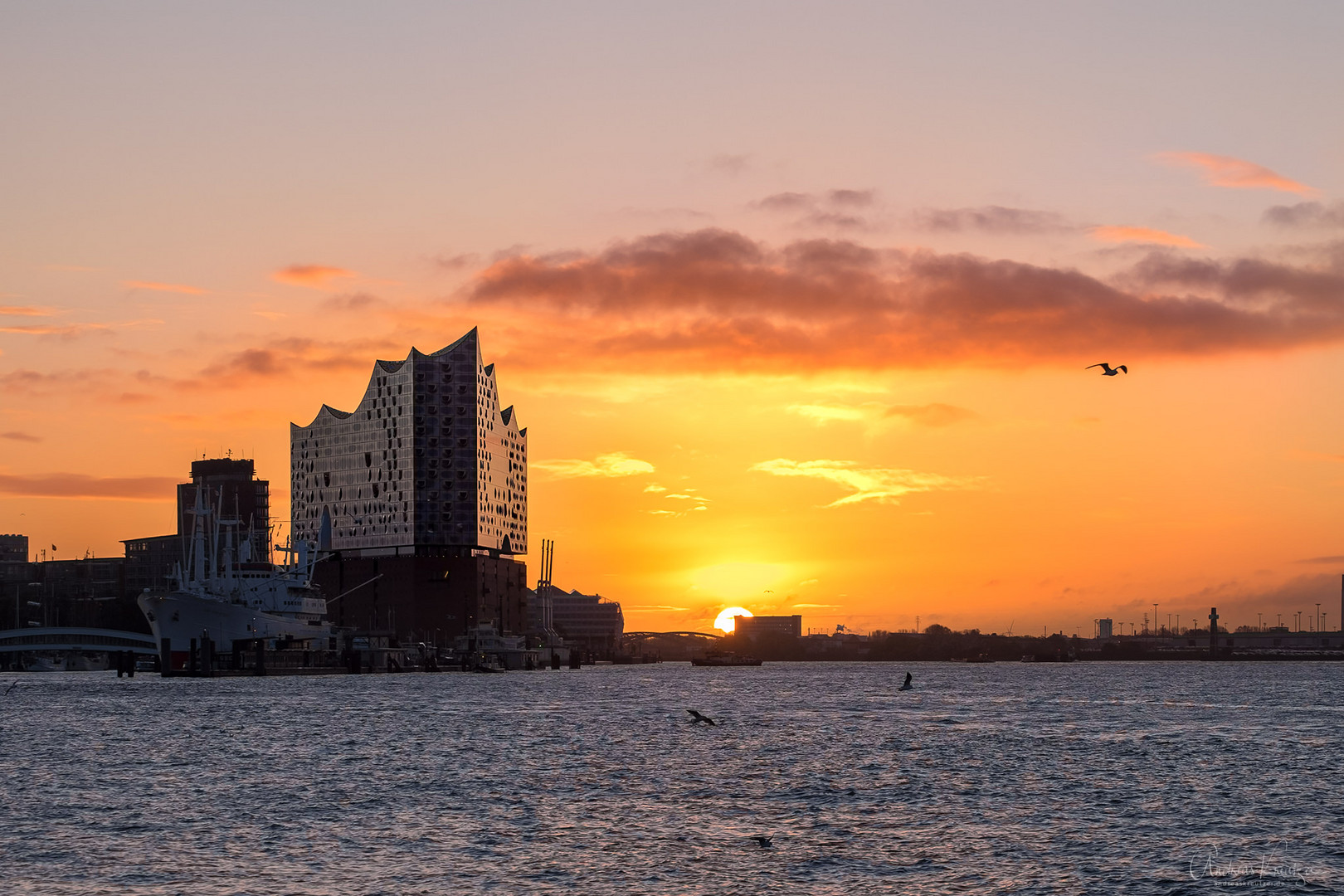 Sonnenaufgang am Hamburger Hafen