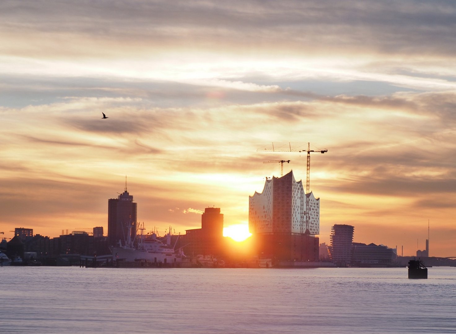 Sonnenaufgang am Hamburger Hafen