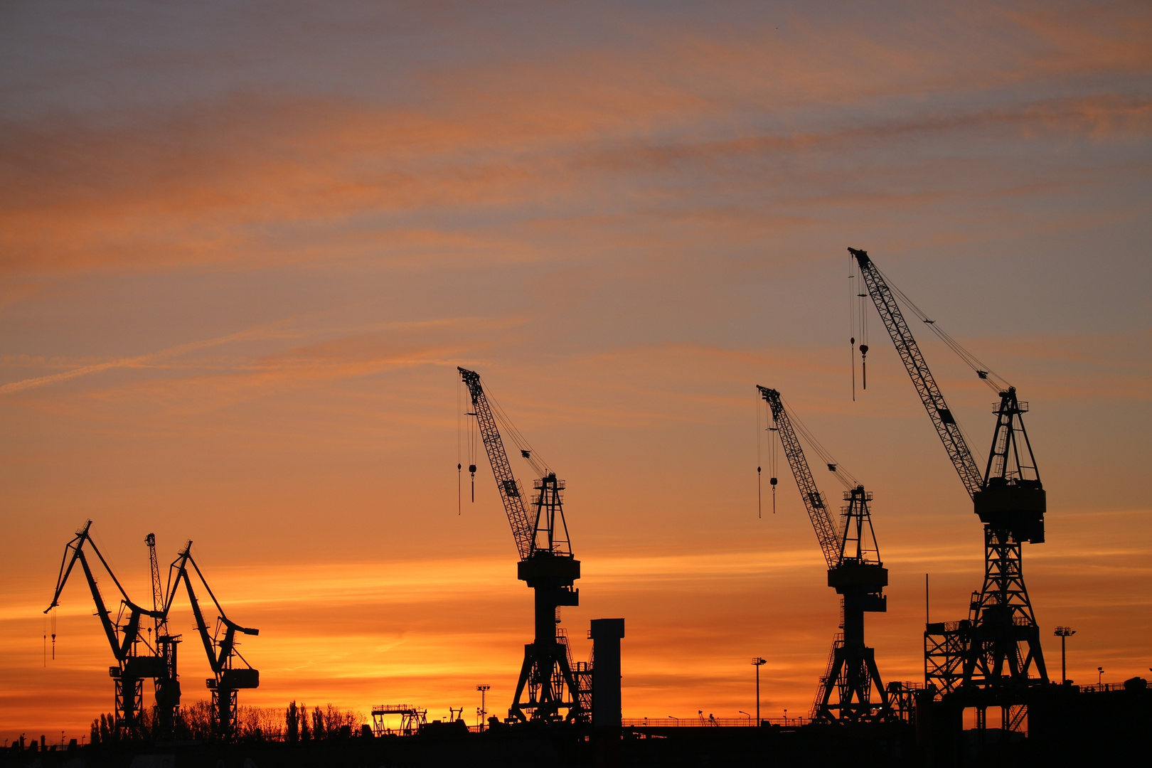 Sonnenaufgang am Hamburger Hafen.