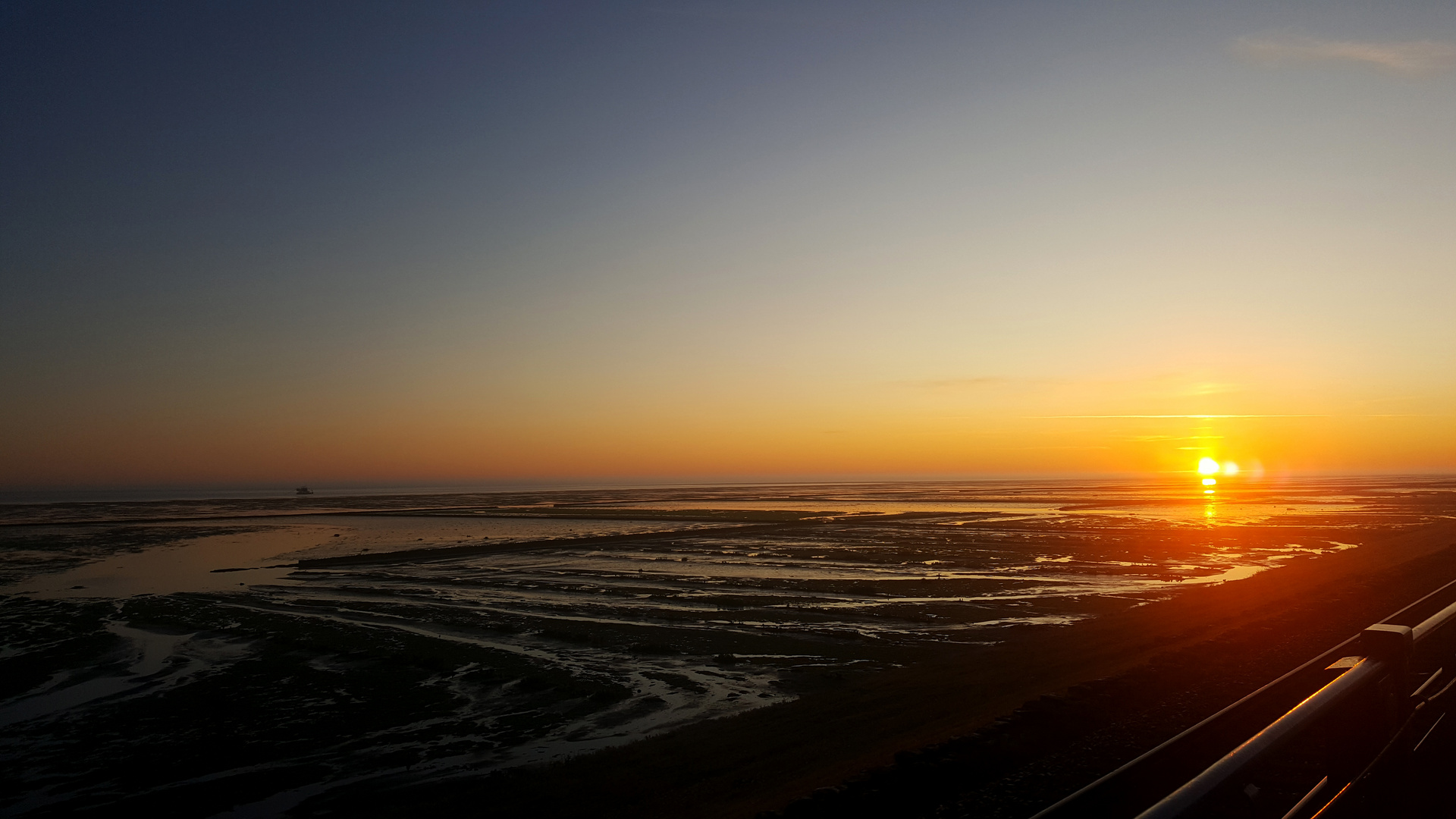 Sonnenaufgang am Hindenburgdamm