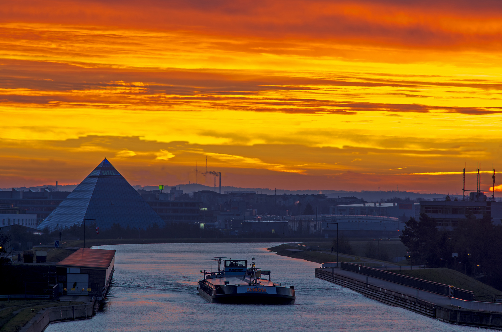 Sonnenaufgang am Kanal