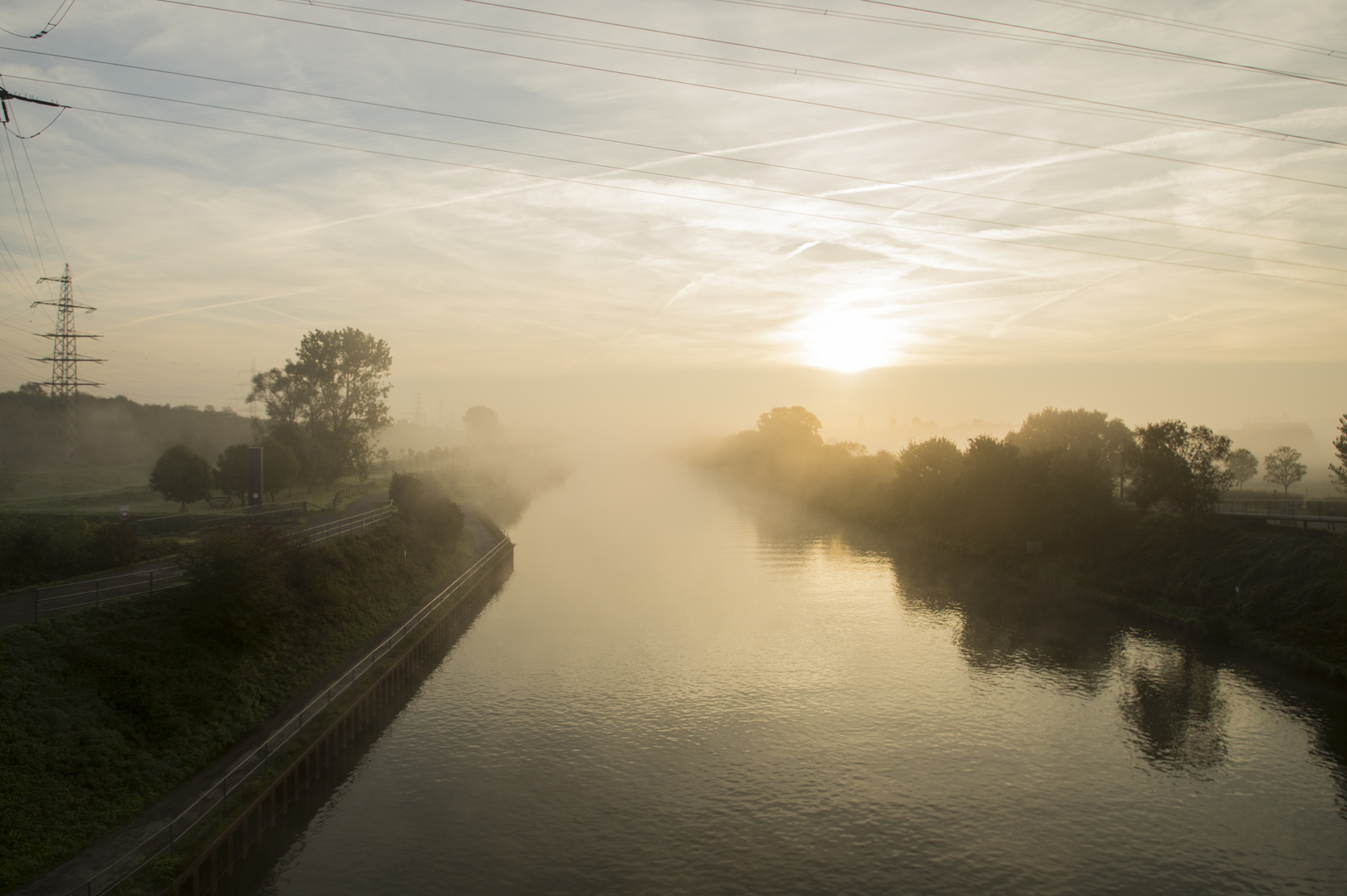 Sonnenaufgang am Kanal