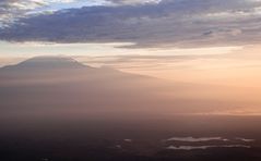 Sonnenaufgang am Kilimanjaro mit den Momella Seen