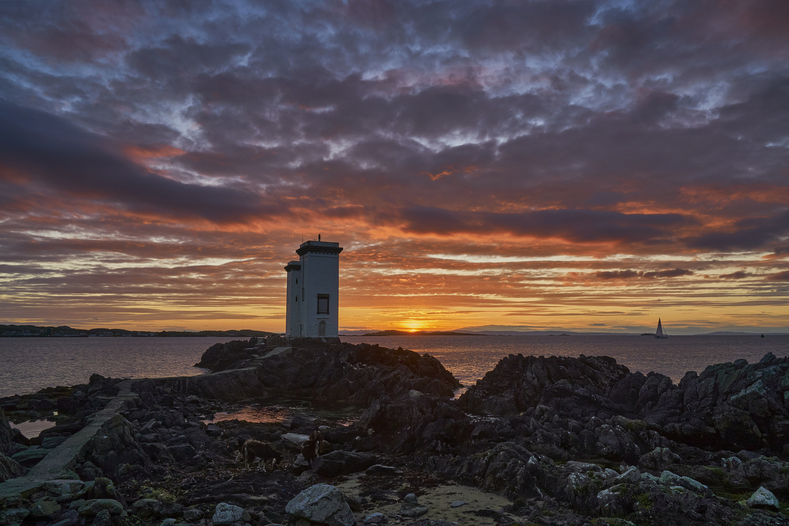 Sonnenaufgang am Leuchtturm Carraig Fhada