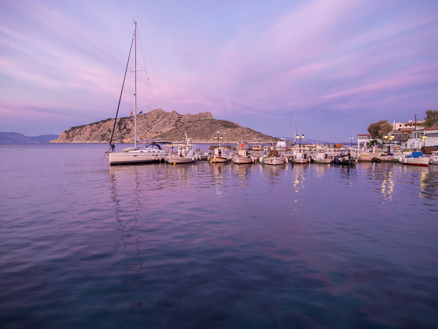 Sonnenaufgang am Liegeplatz in Aegina