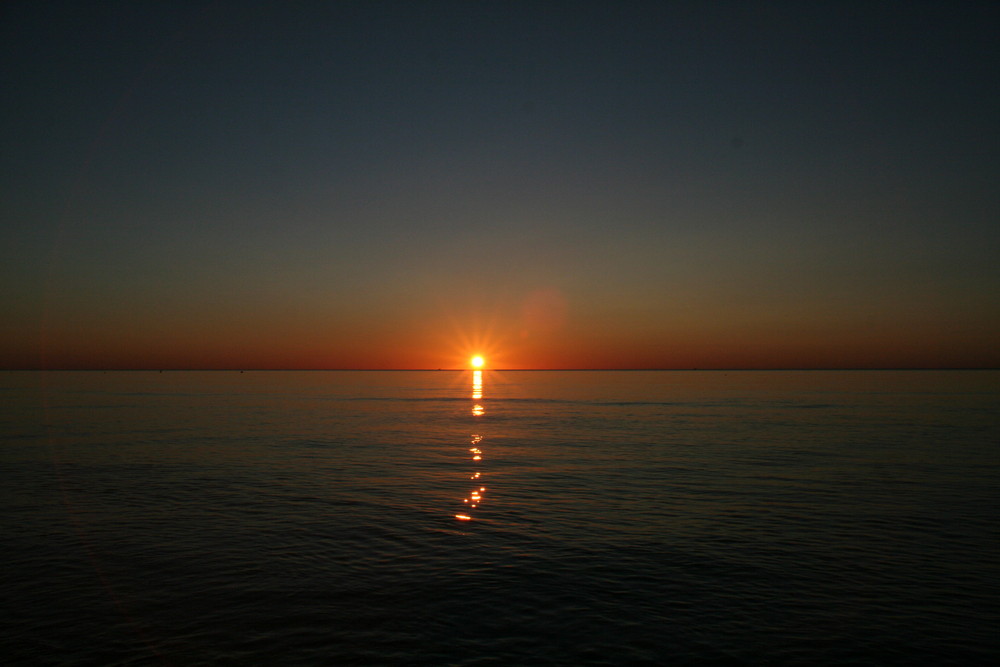 Sonnenaufgang am Meer in Südfrankreich