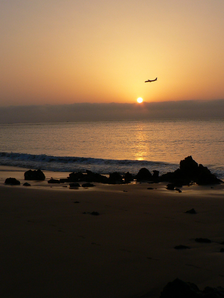 Sonnenaufgang am Meer mit Touribomber