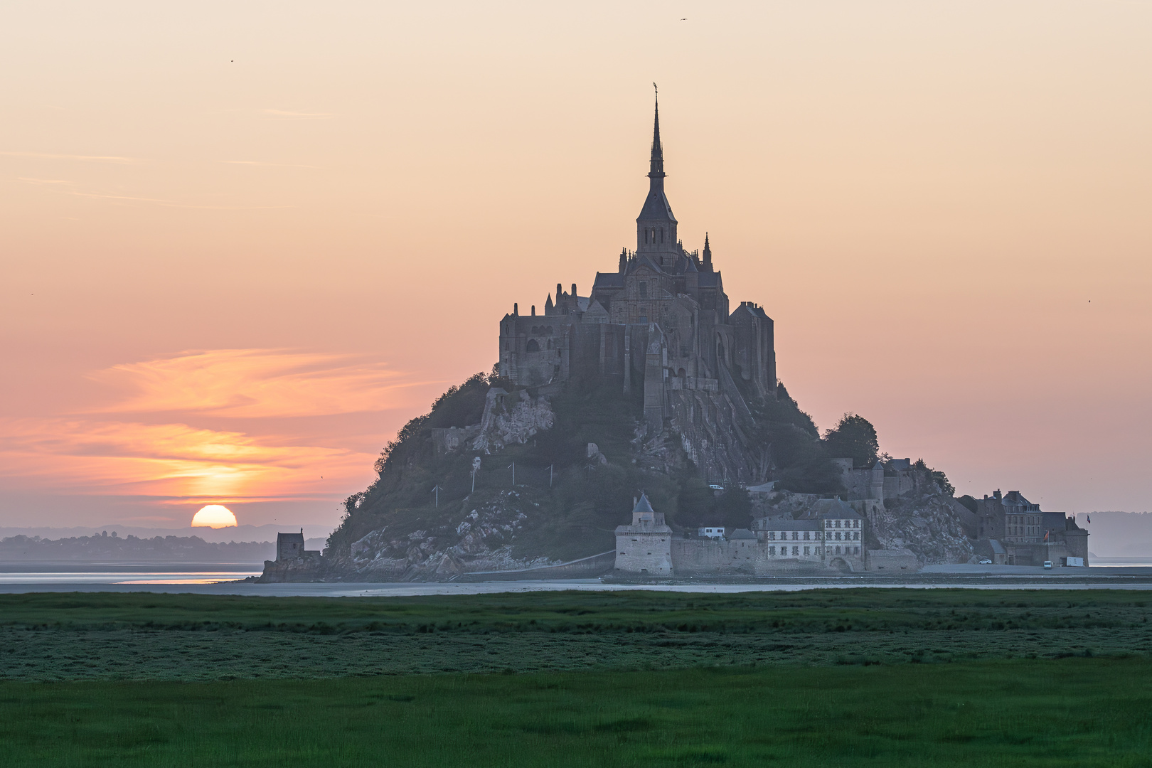 Sonnenaufgang am Mont-Saint-Michel