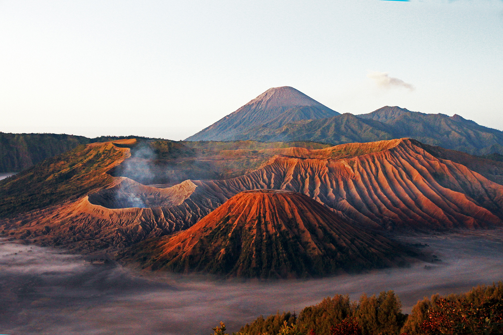 Sonnenaufgang am Mt. Bromo (2.329 m) , Java, Indonesien