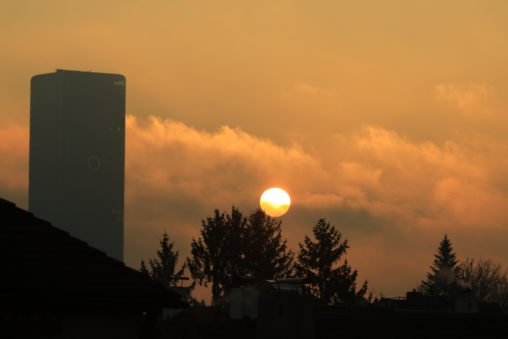 Sonnenaufgang am O2-Turm in München