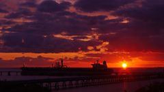 Sonnenaufgang am Ölhaven in Wilhelmshaven