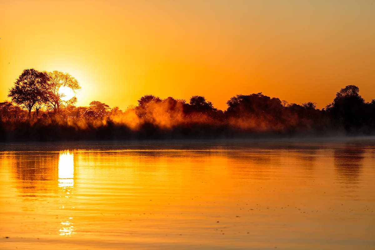 Sonnenaufgang am Okavango