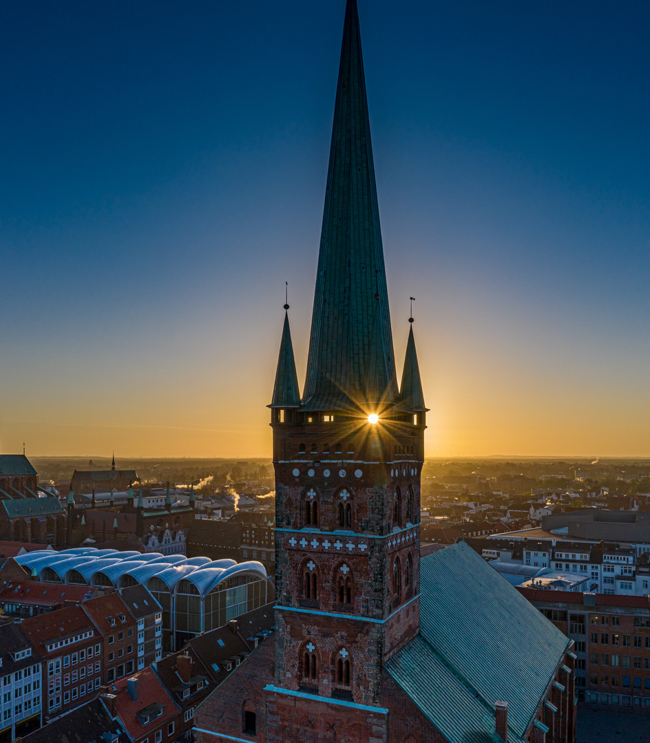 Sonnenaufgang am Petrikirchturm