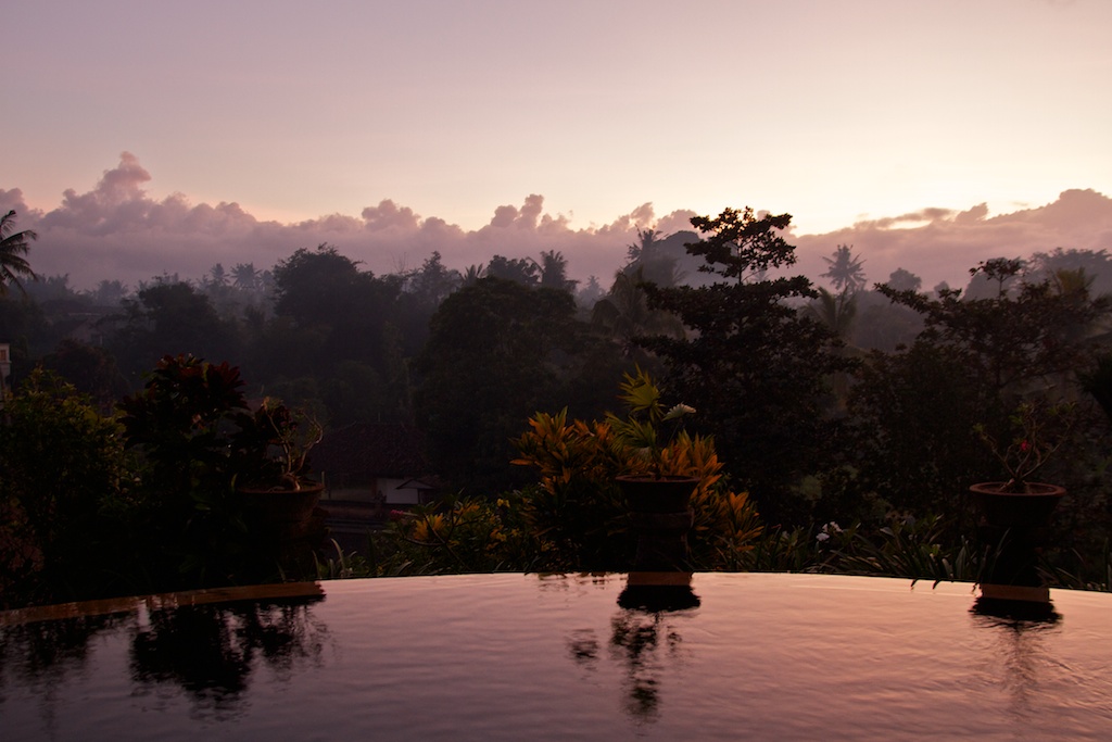 Sonnenaufgang am Pool