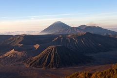 Sonnenaufgang am Rand der Caldera