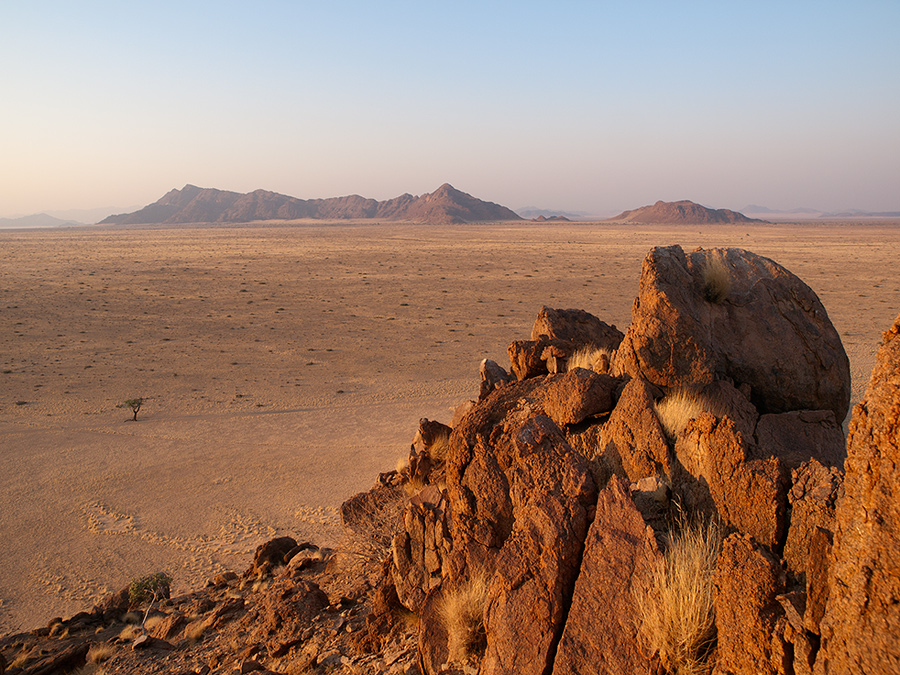 Sonnenaufgang am Rande der Namib