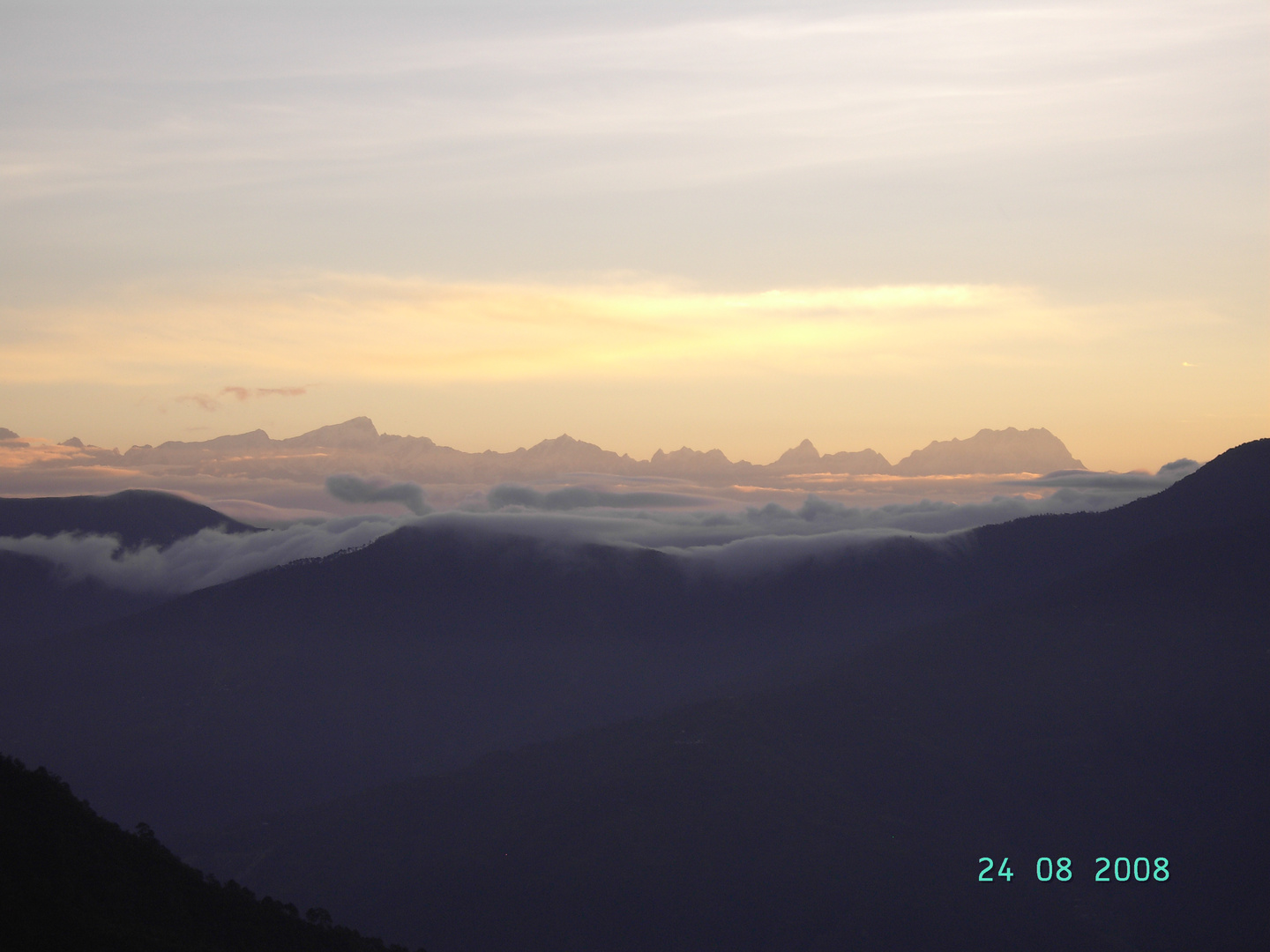 Sonnenaufgang am Rande des Himalaya, Indien mit Blick auf Nepal