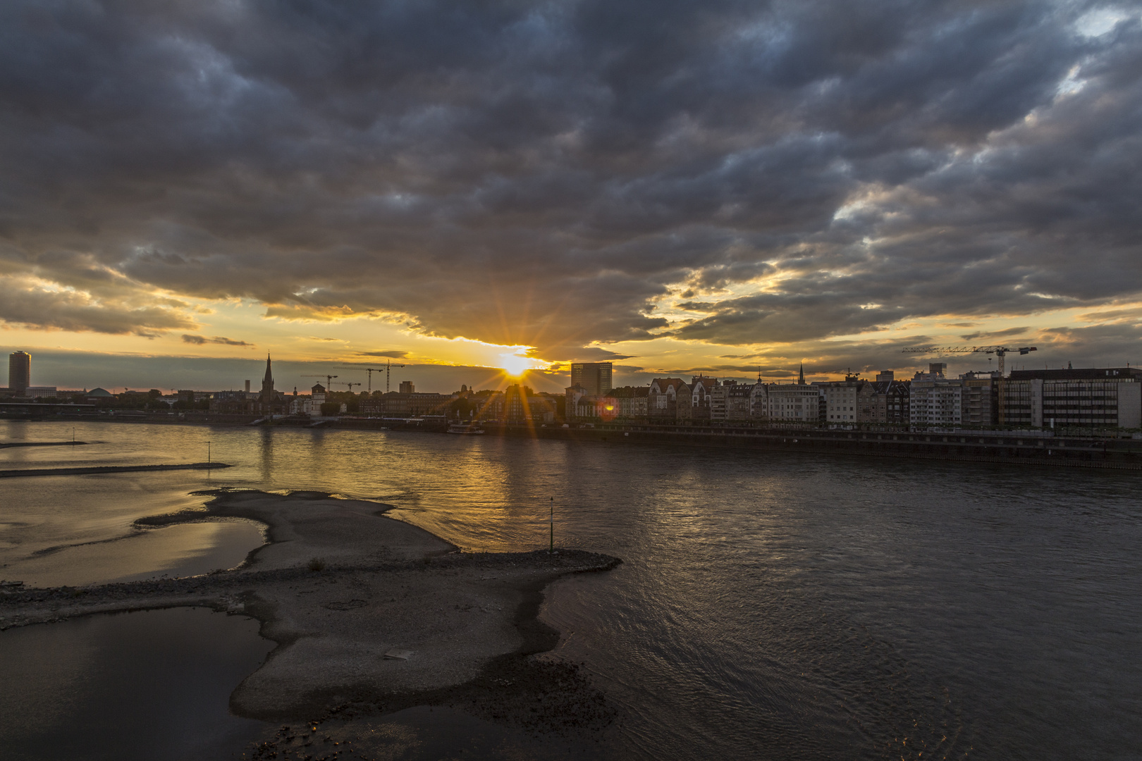 Sonnenaufgang am Rhein