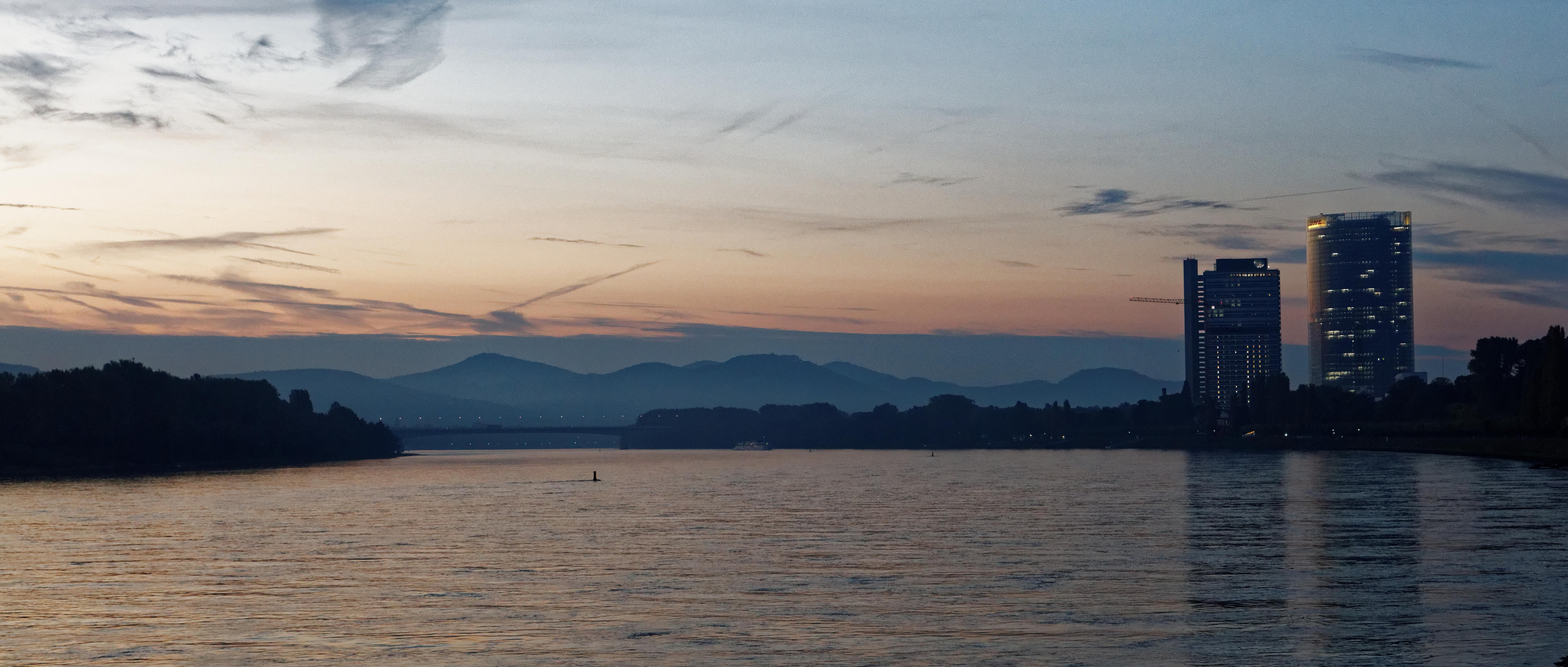 Sonnenaufgang am Rhein