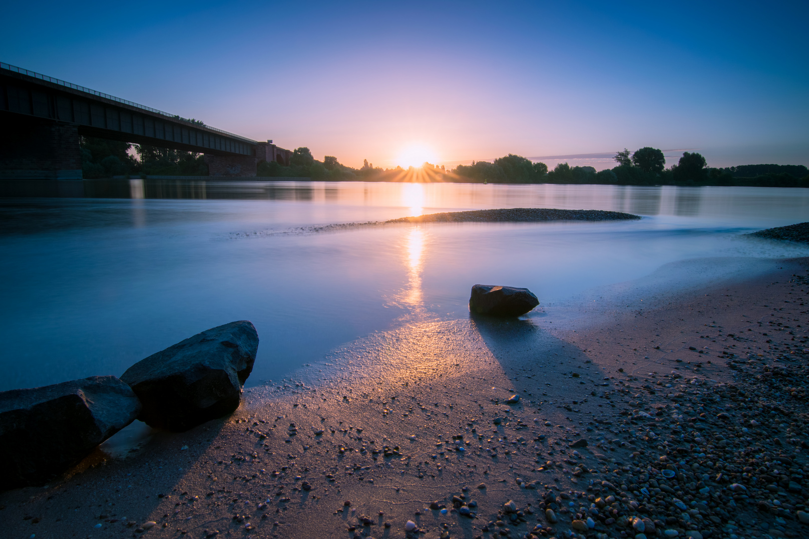 Sonnenaufgang am Rhein