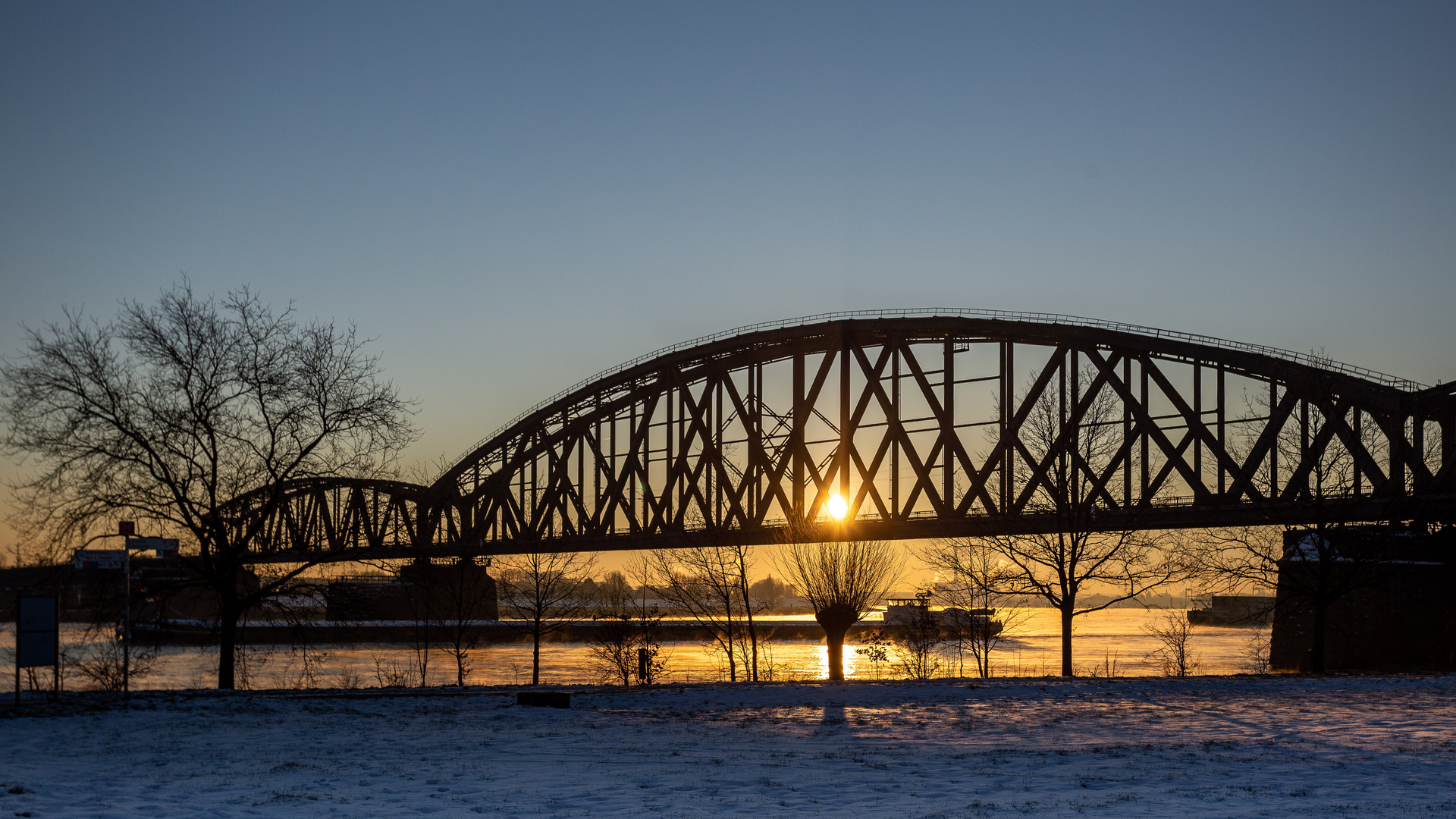 Sonnenaufgang am Rhein