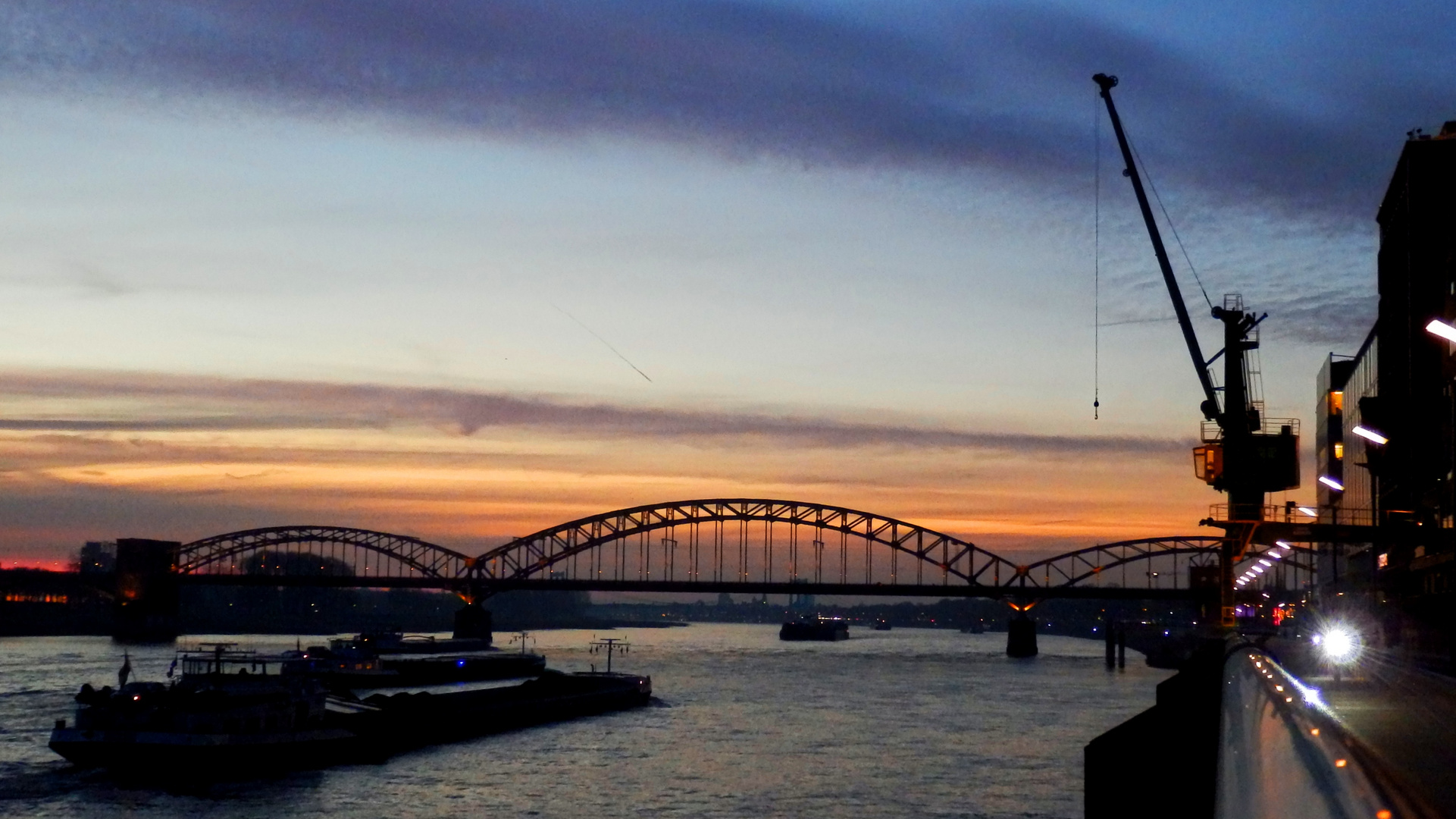 Sonnenaufgang am Rhein