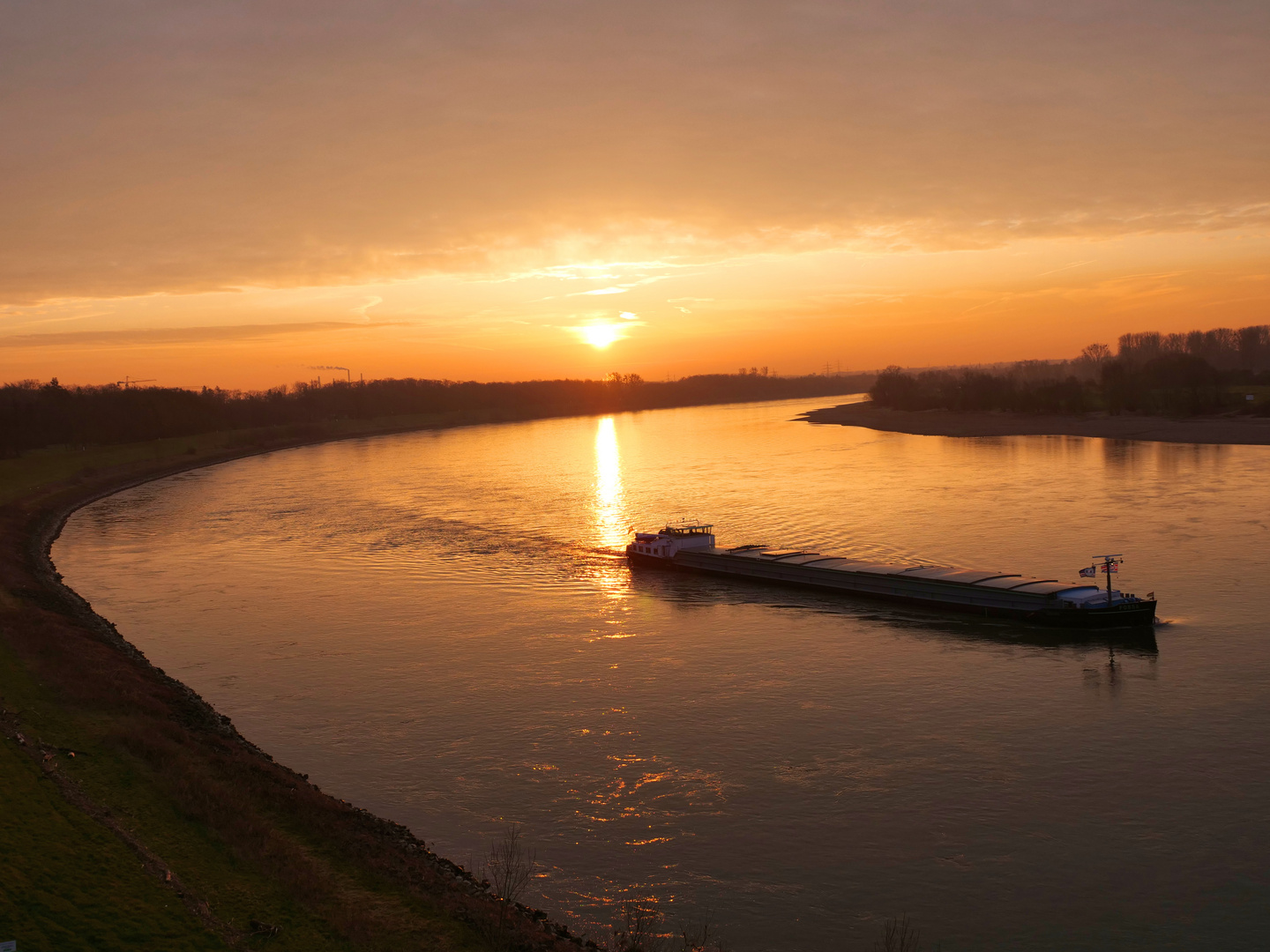 Sonnenaufgang am Rhein