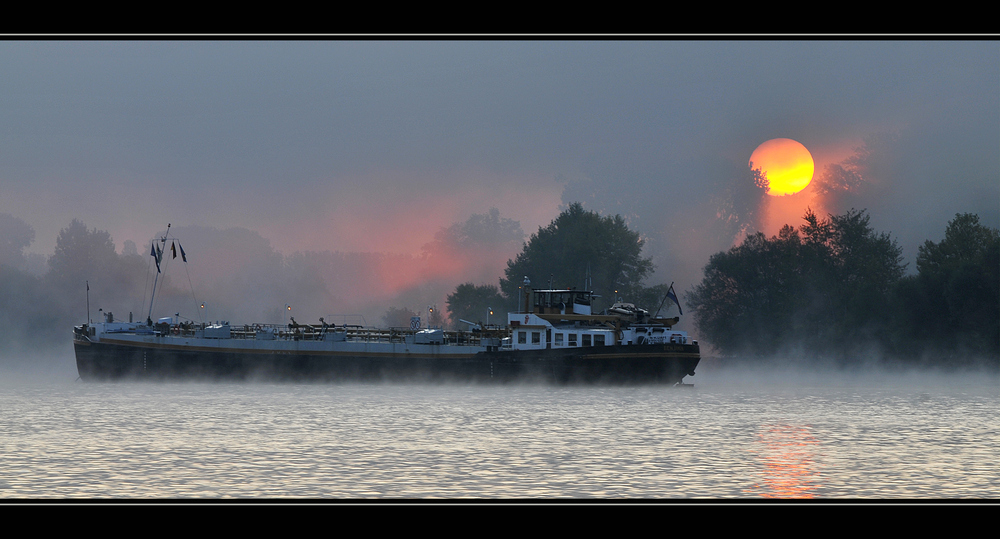 Sonnenaufgang am Rhein