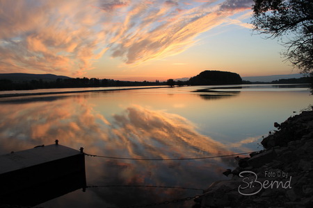 Sonnenaufgang am Rhein