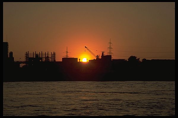 Sonnenaufgang am Rhein, Duisburg-Walsum, NRW, Deutschland