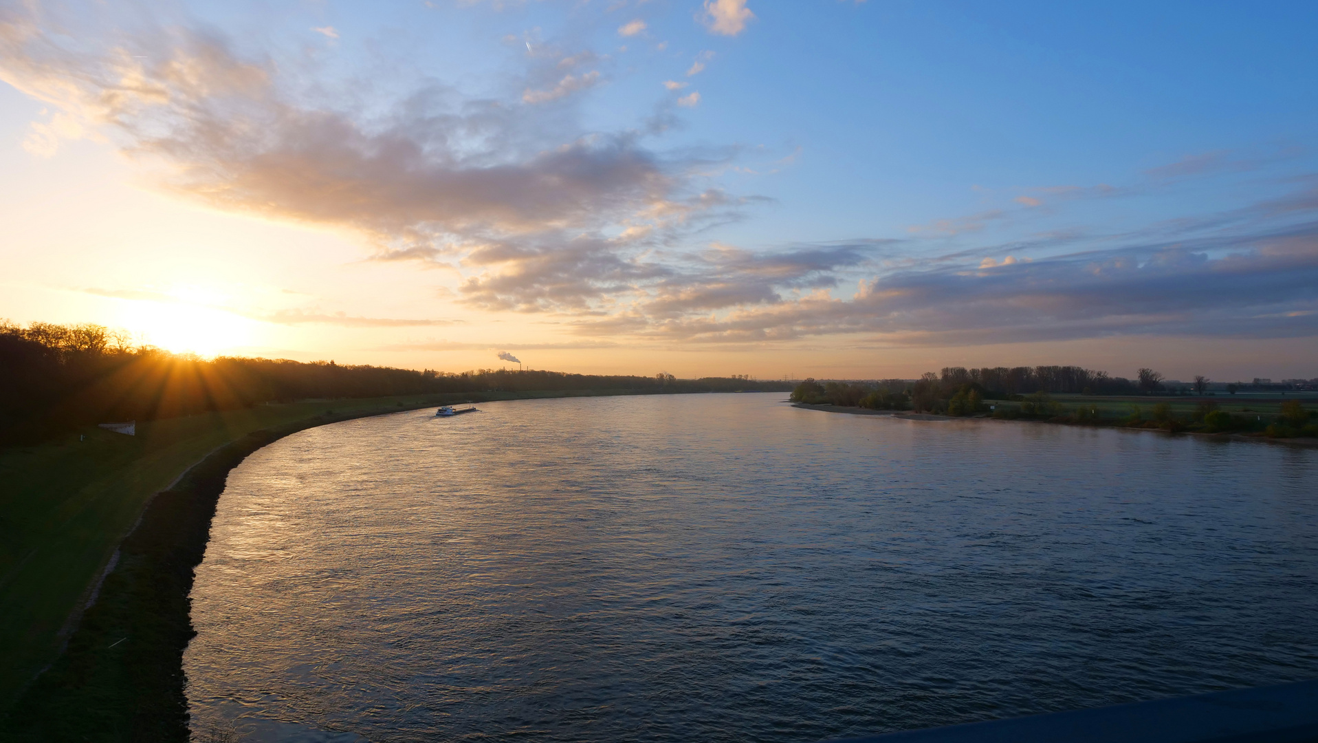 Sonnenaufgang am Rhein