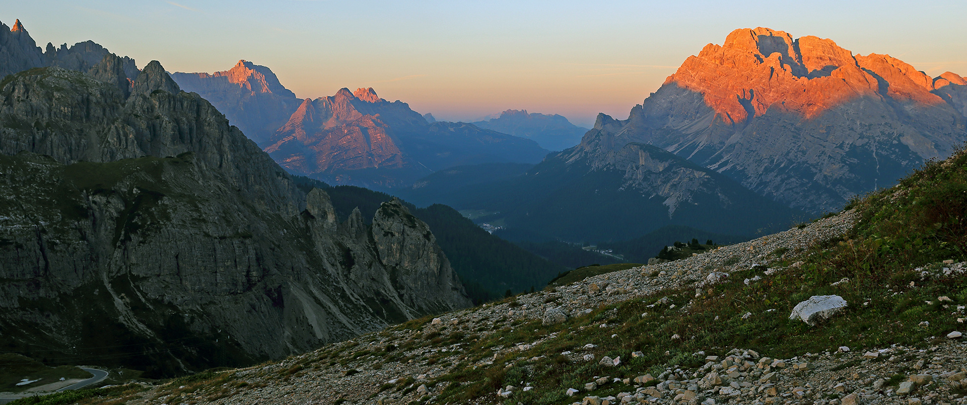 Sonnenaufgang am Rifugio Auronzo in den Dolomiten...