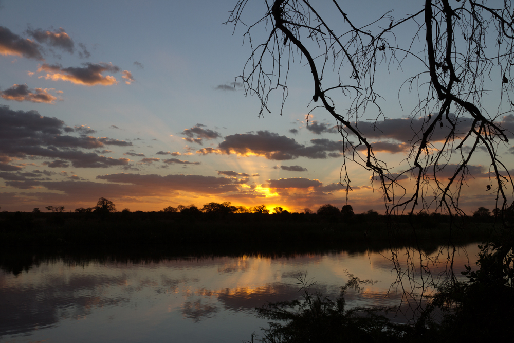 Sonnenaufgang am Runde River im Gonarezhou Nationalpark