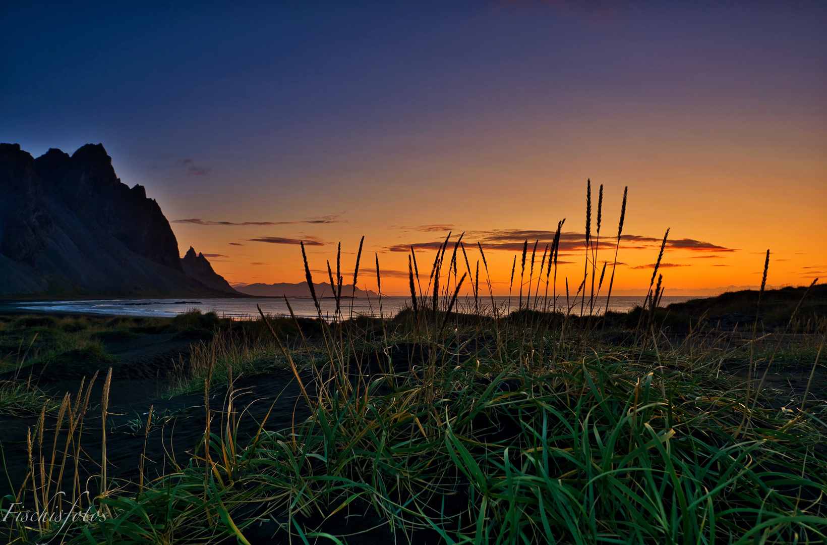 Sonnenaufgang am schwarzen Strand 