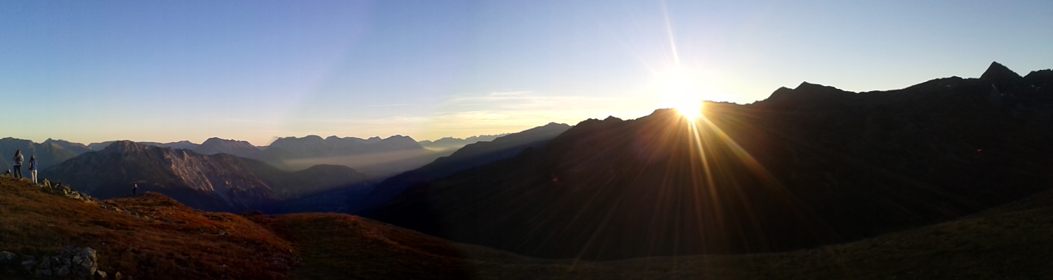 Sonnenaufgang am Sechszeiger im Tiroler Pitztal Blickrichtung Inntal