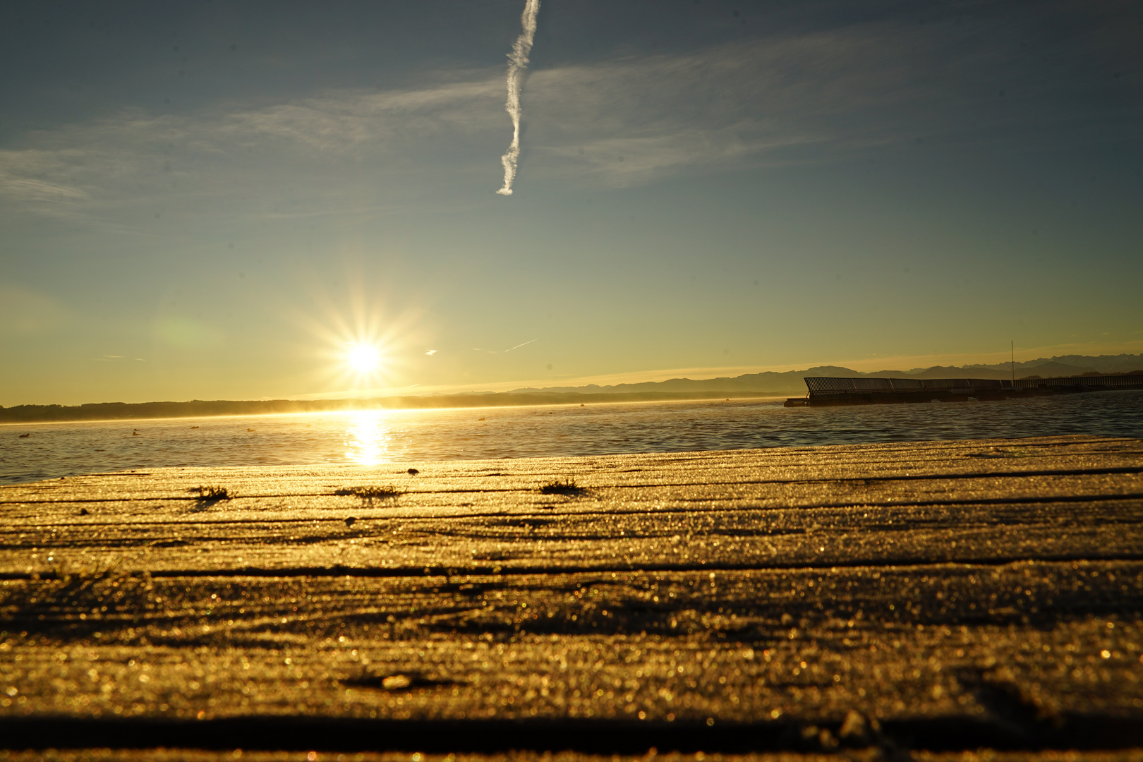 Sonnenaufgang am See beim Steg