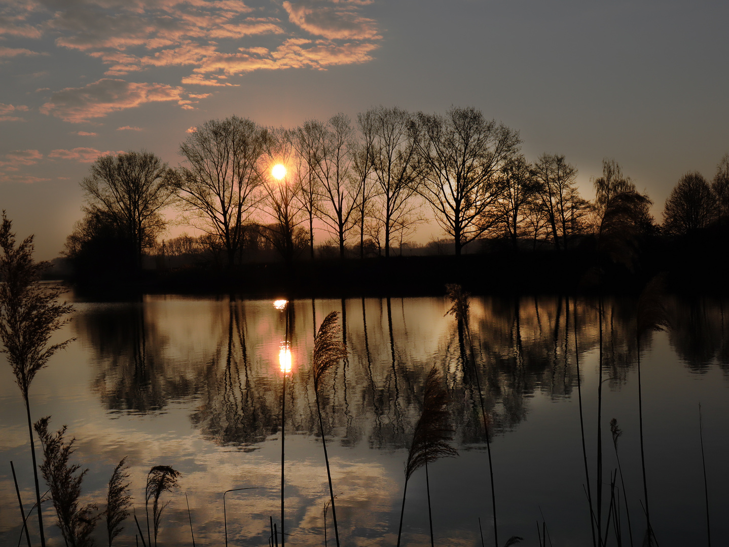 Sonnenaufgang am See.