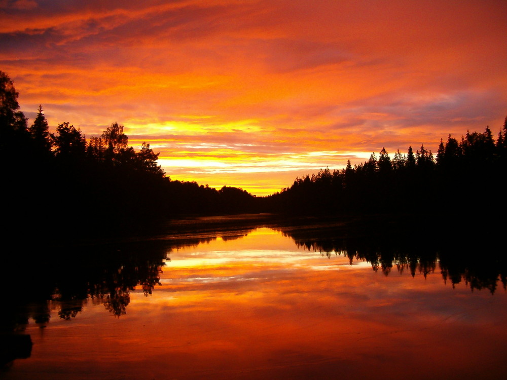 Sonnenaufgang am See in Schweden