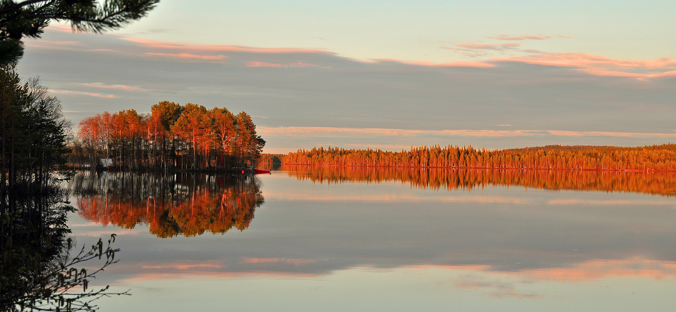 Sonnenaufgang am See Inarijärvi in Lappland