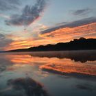 sonnenaufgang am see mit spiegelung