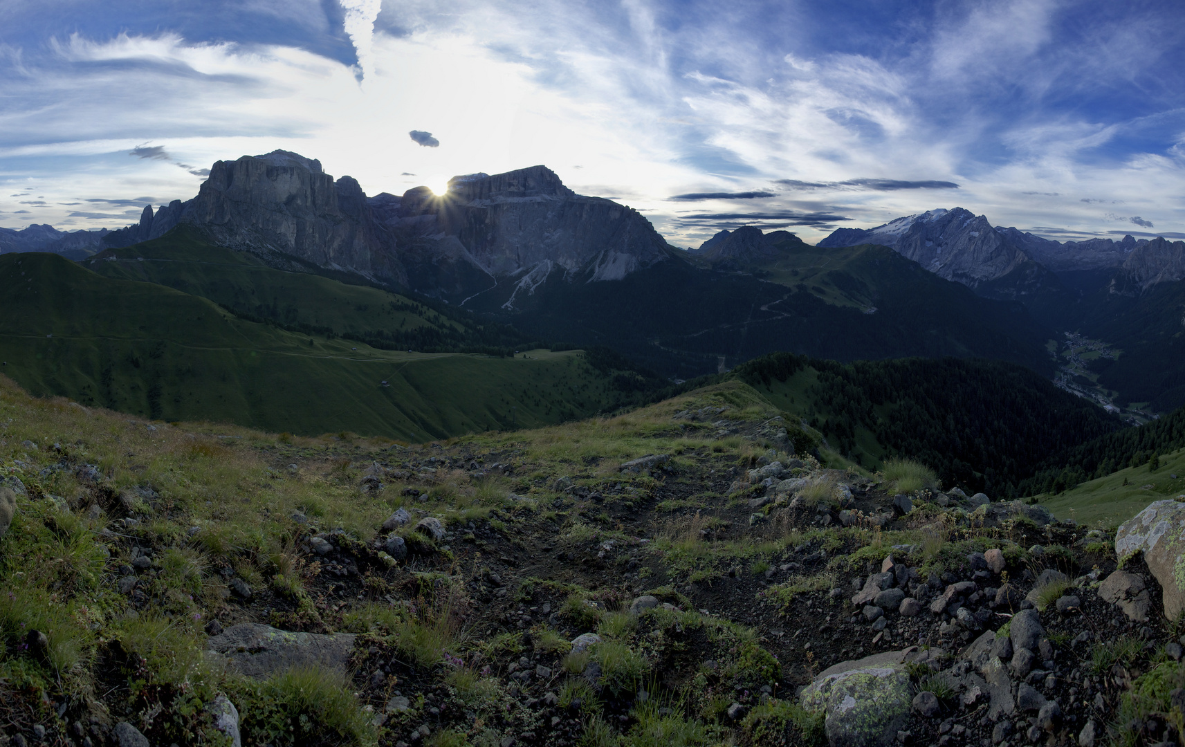 Sonnenaufgang am Sella Joch Dolomiten