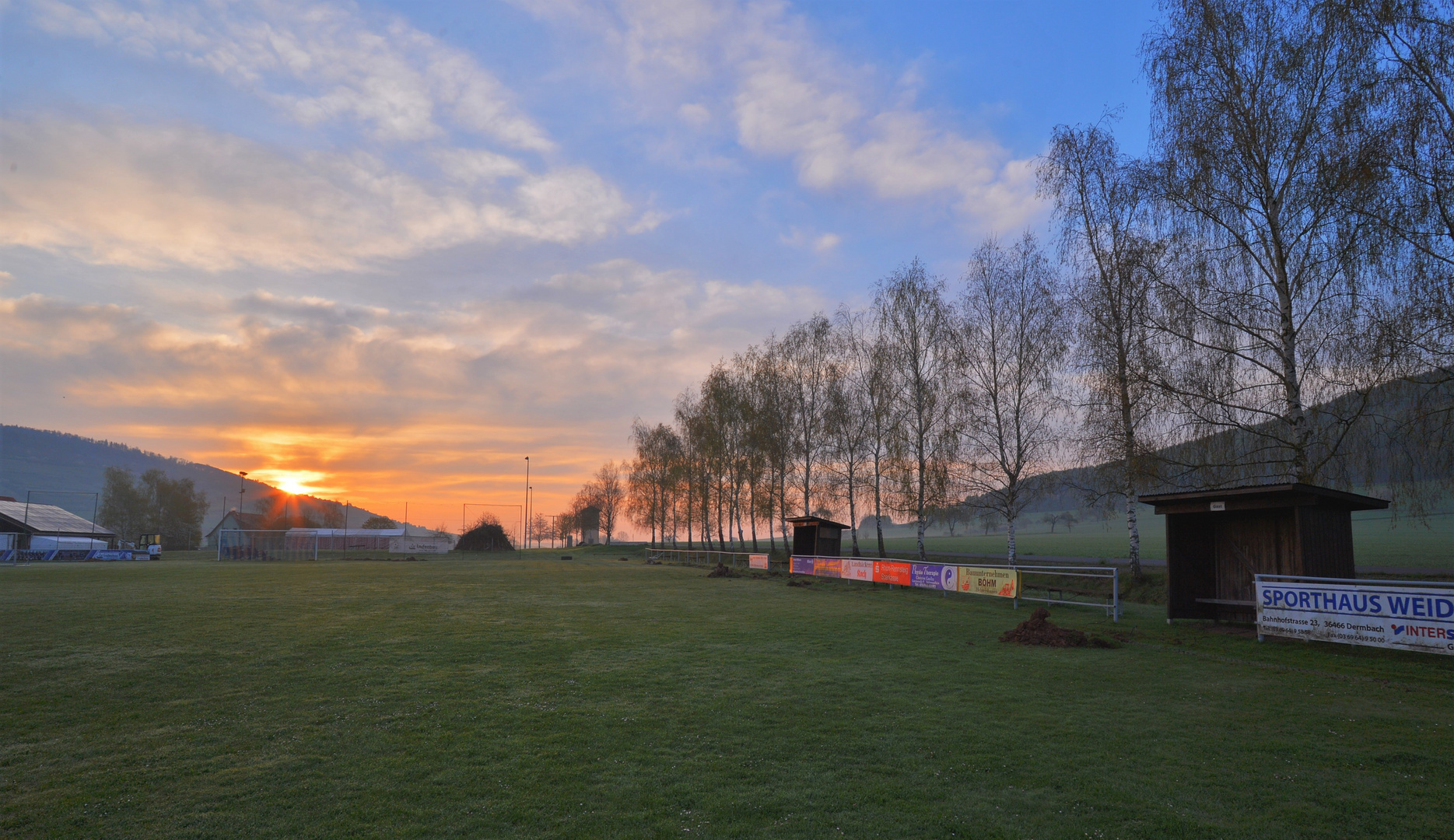 Sonnenaufgang am Sportplatz