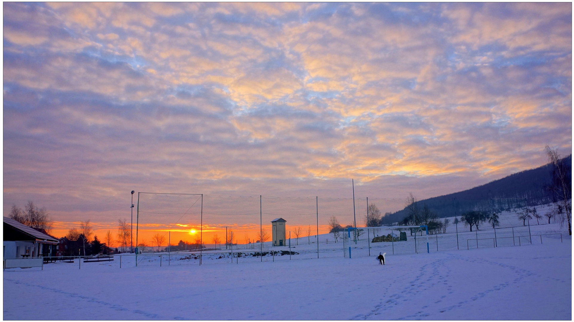 Sonnenaufgang am Sportplatz (salida del sol en el campo de deportes)