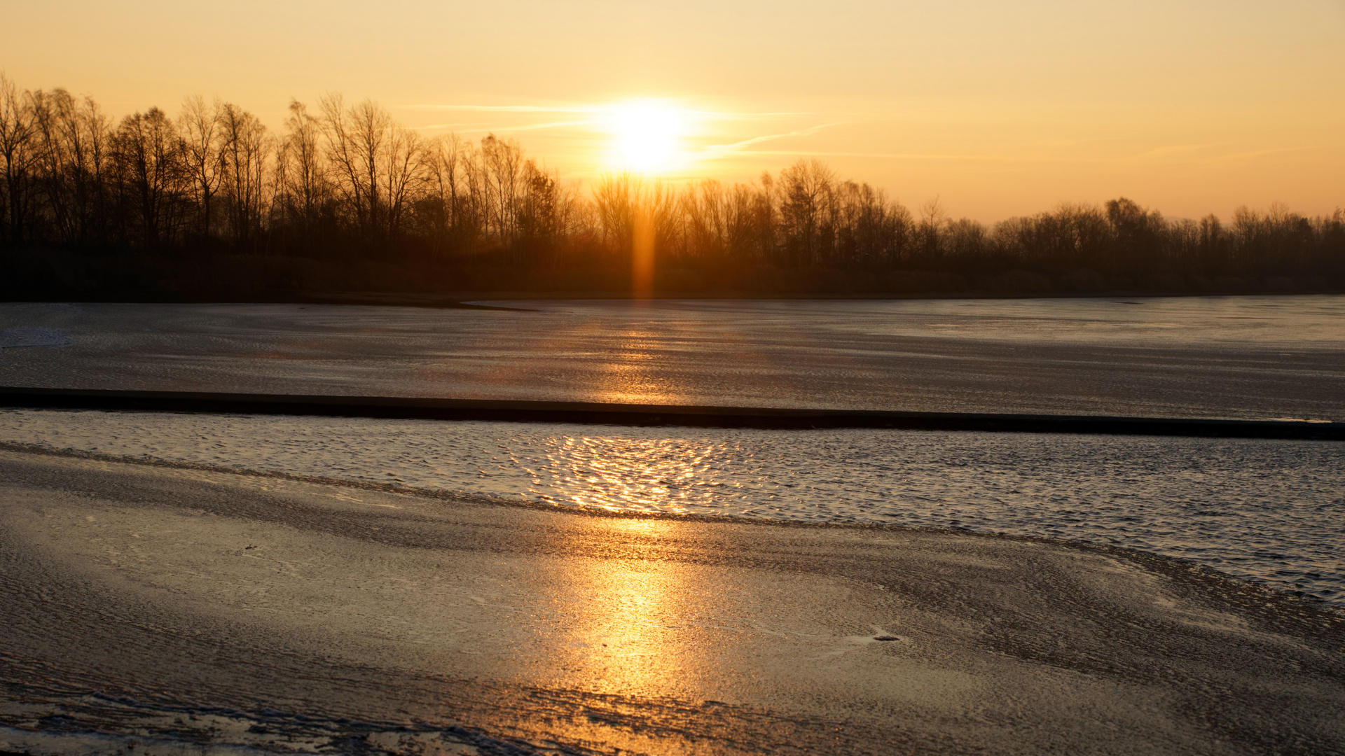 Sonnenaufgang am Stausee 