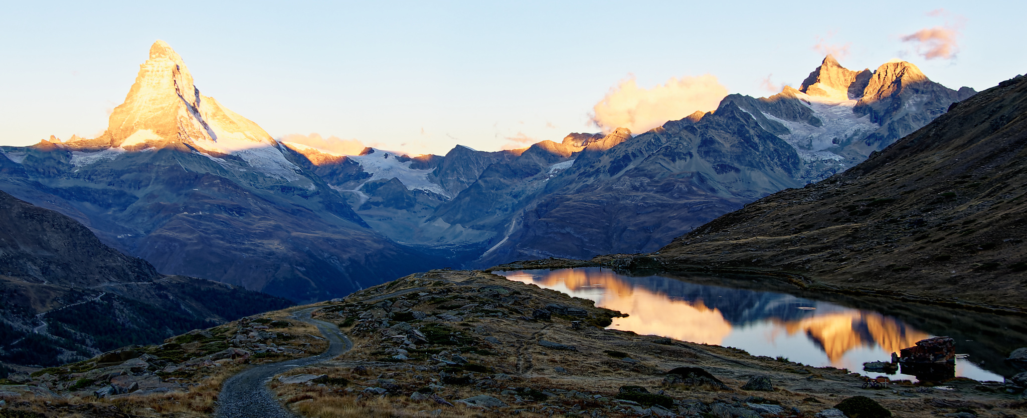 Sonnenaufgang am Stellisee mit Matterhorn