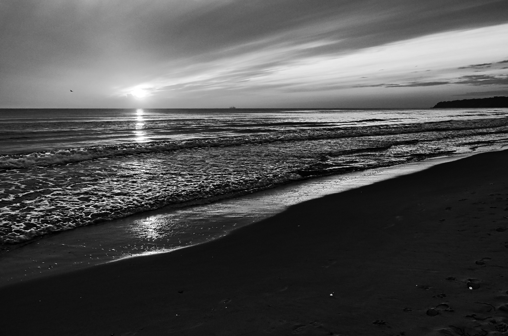 sonnenaufgang am strand von baabe .